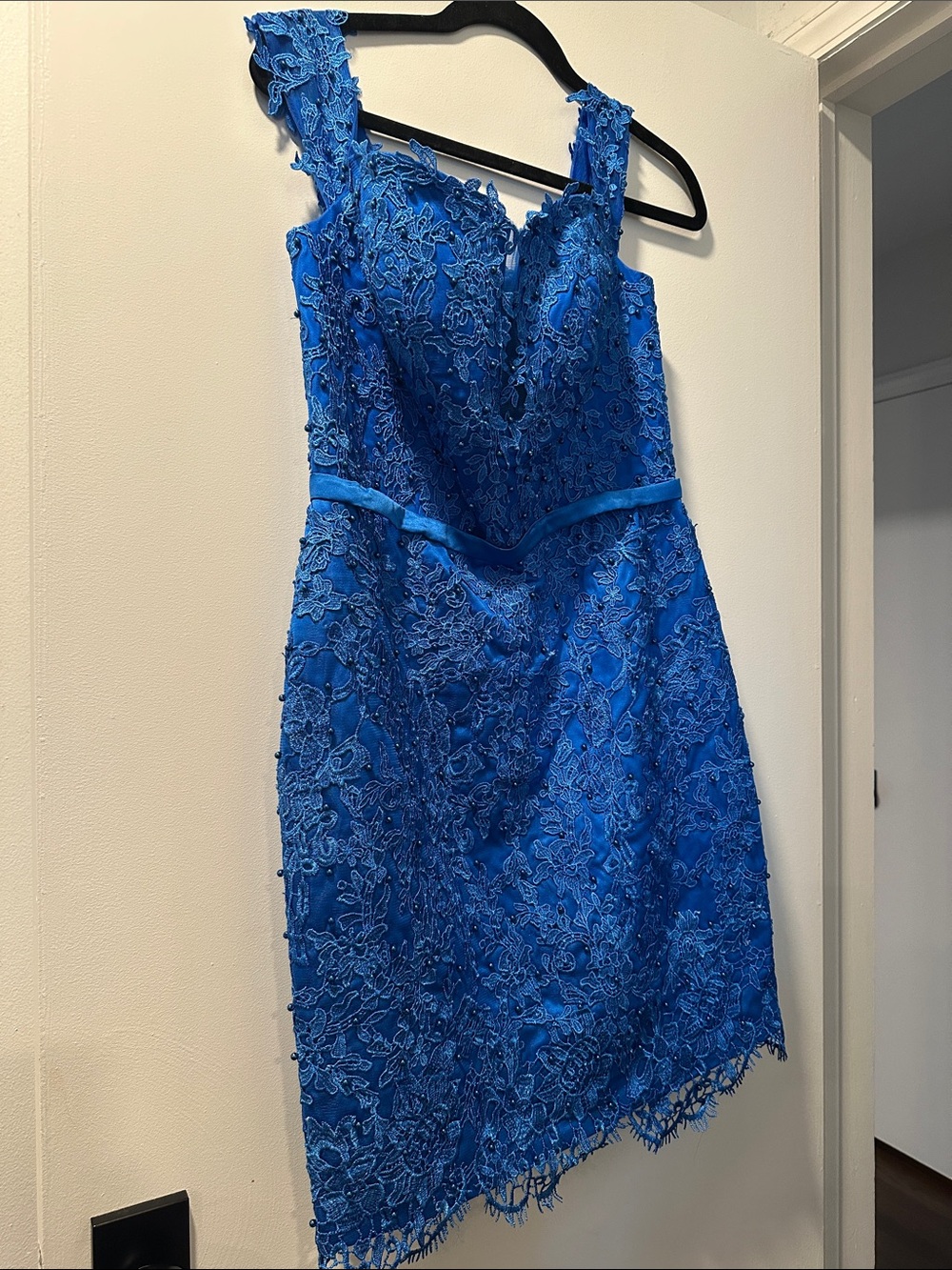 Sleeveless Royal Blue Lace Midi Dress with V-Neck